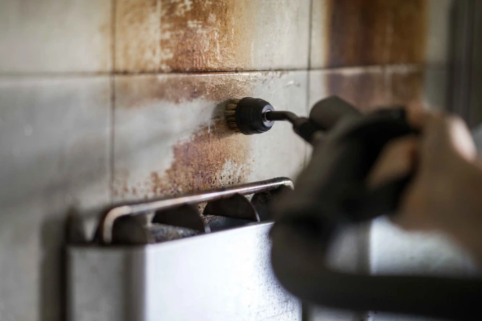 Hardnekkig vuil wegstomen in de keuken