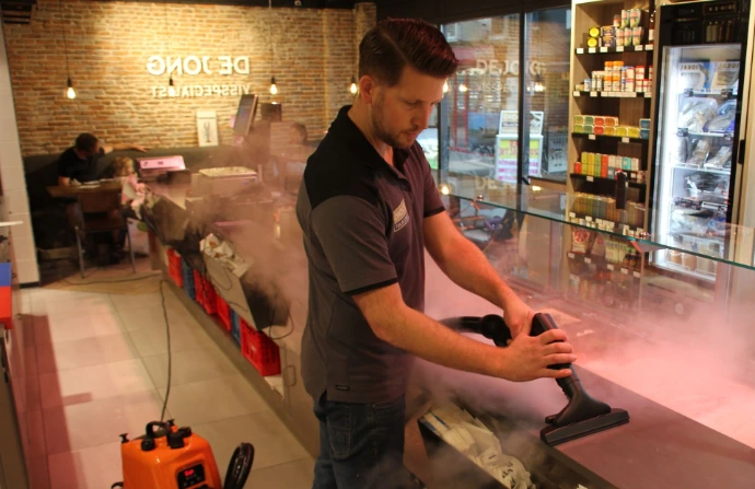 man stoomt nylon snijtafel